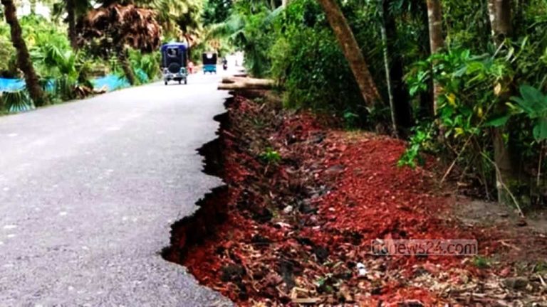 বরগুনায় তিন মাস যেতে না যেতেই ভেঙেছে ৭ কোটি টাকার রাস্তা