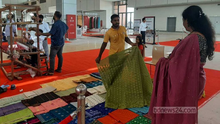 বুনন দেখে কেনার সুযোগ, হস্তশিল্প মেলায় মনকাড়া পণ্যের পসরা