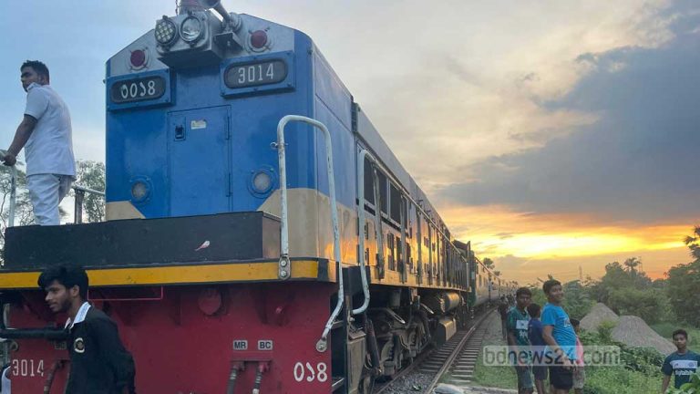 গাজীপুরে ট্রেনের ইঞ্জিন বিকল, উত্তরবঙ্গের সঙ্গে রেল যোগাযোগ বন্ধ