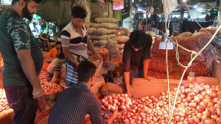 পেঁয়াজের দর শতক ছুঁলো, সবজির দামও বাড়তি