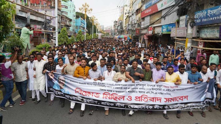 রাজশাহীতে বিক্ষোভ মিছিল শেষে শাহরিয়ারকে ‘অবাঞ্ছিত’ ঘোষণা